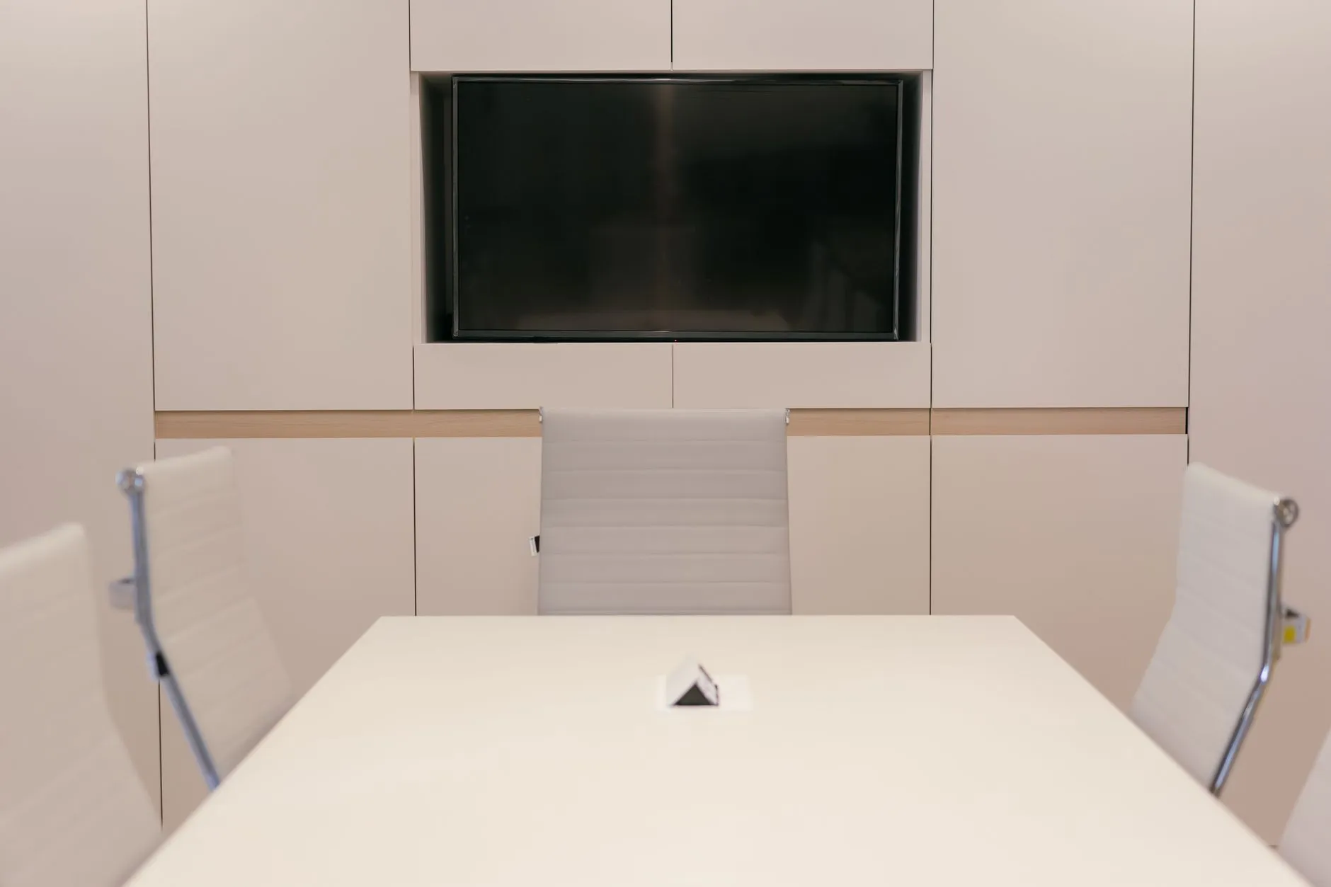 重庆工厂车间仓储货架选型对比:重型横梁式与中型层板式应用分析